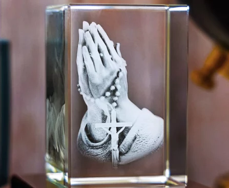 3D Crystal Praying Hands