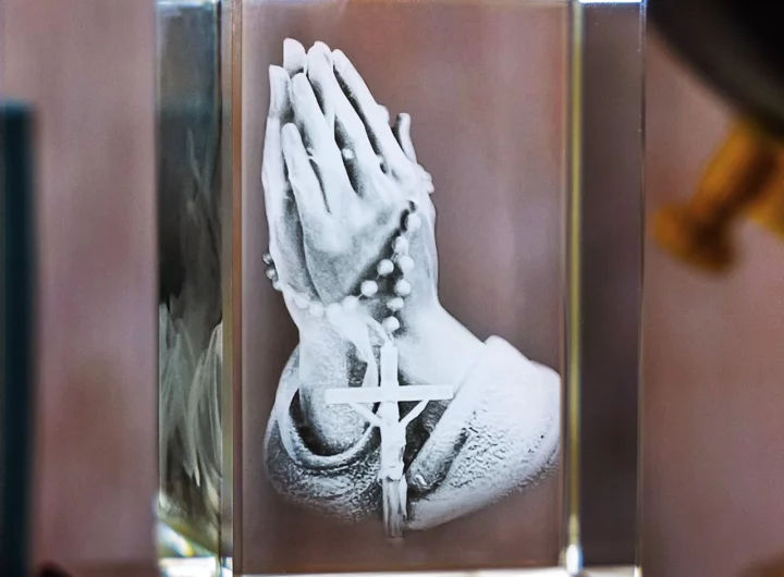 3D Crystal Praying Hands